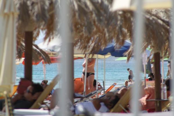 Une MILF rousse surprise seins nus sur la plage de Plaka, Naxos