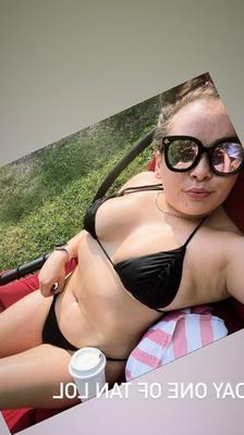 Jessie Bikini Юная стриптизерша в бикини, все в черном, включая стринги