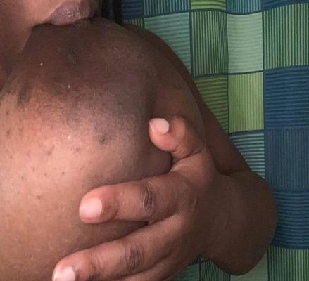 Putas negras lamen, besan y chupan sus propias tetas