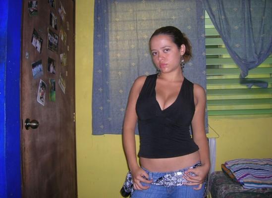 mujer joven con grandes tetas