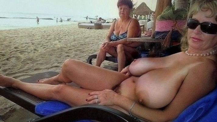 Puta desnuda en la playa pública