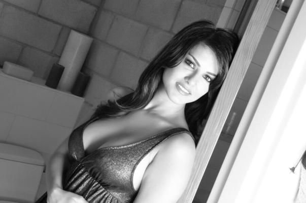 La petite robe de Sunny Leone s'enlève