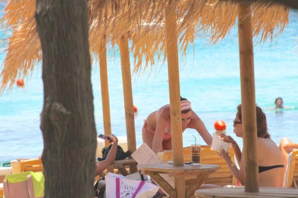 ¡Nena morena atrapada en topless en la playa de Paraga, Mykonos!