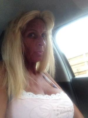 Une autre blonde FB MILF gros seins