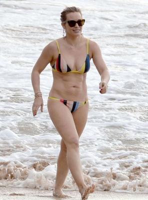 Hilary Duff: pezones duros, pokies en bikinis y tops sin sujetador