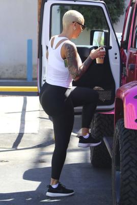 Amber Rose en pantalon moulant