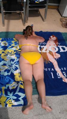 La esposa es un bikini amarillo sexy