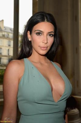 Kim K (grande decote)