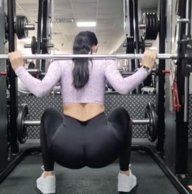 Cul serré et gros seins gym lapin fitness pute