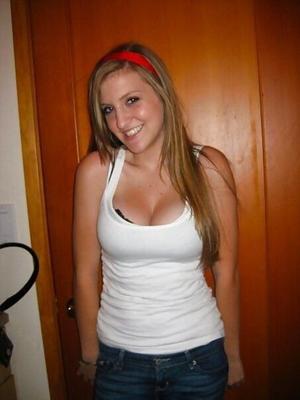 Sexy joven rubia adolescente puta con grandes tetas