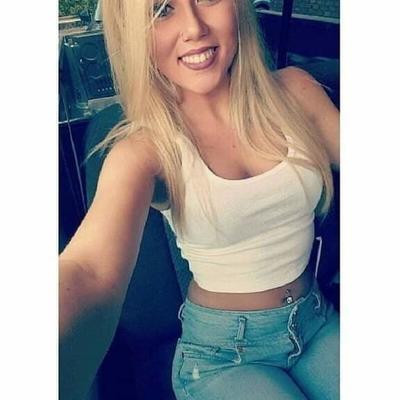 Kayla - Hottie rubia de grandes tetas