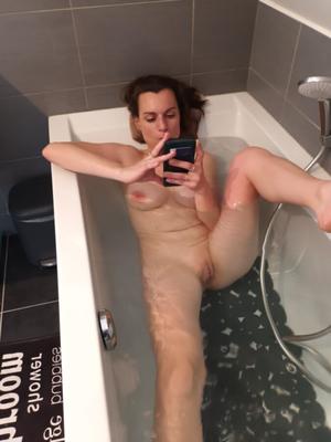 Meine Sophie im Badezimmer