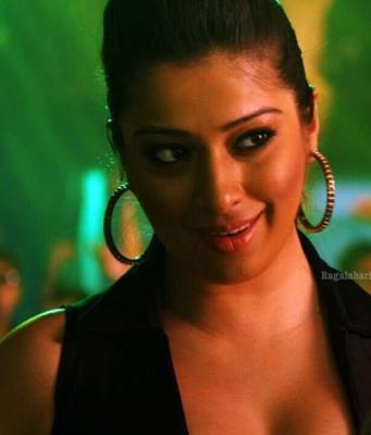 Lakshmi Rai - Spicy Balupu Item Song Stills de celebridade indiana peituda