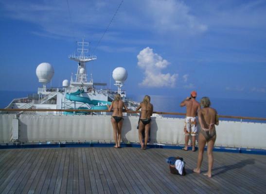 Reiche Babes auf einer Yacht