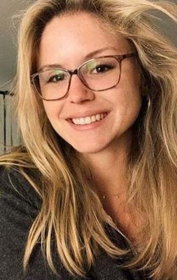 Blonde Brille auf