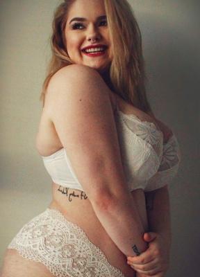 Abigail Gershon - modelo canadense plus size BBW