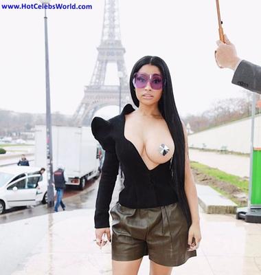 Nicki Minaj hat große Brüste auf der Paris Fashion Week