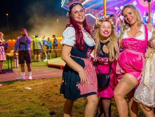 Fesche Madln im Dirndl zum Dreihunderteinundsechszigste`n