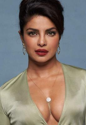 Priyanka Chopra - Rainha indiana peituda com decote sexy poses lascivas