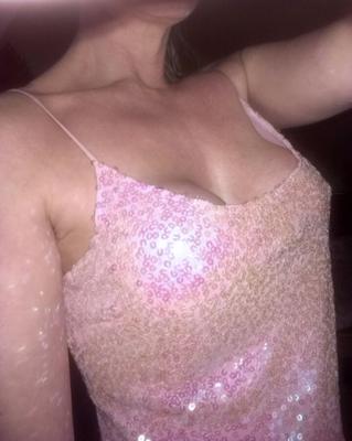 usando mi vestido rosa cachondo