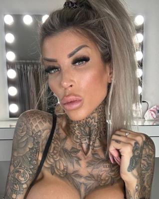 Jacky Inked – Tätowierte Bimbo-Schlampe