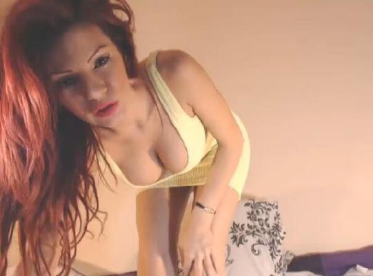 Linda camgirl ruiva toca seus peitos grandes e sua boceta