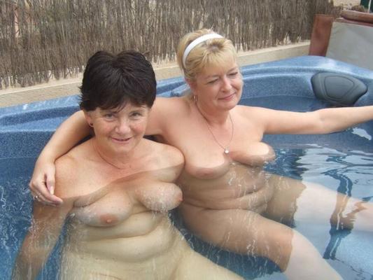 LES COPINES AU BAIN