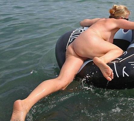 Blonde deutsche Frau Eva im Meer