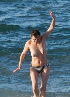 Marion Cotillard - Nadando en topless en Fuerteventura