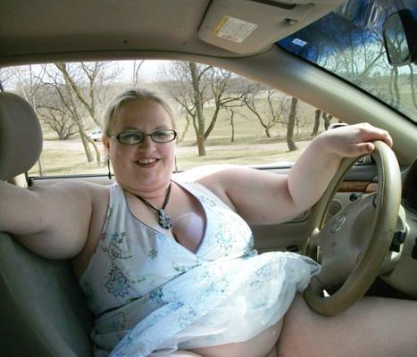 Val se desnuda en su coche