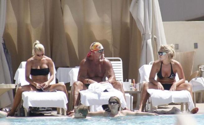 HULK HOGAN DISFRUTA DE UN DÍA EN LA PISCINA CON SU SEXY HIJA BROOK