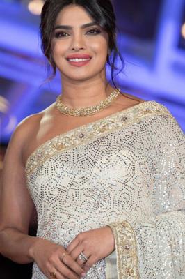 Priyanka Chopra - Une célébrité indienne bien roulée pose dans de magnifiques saris