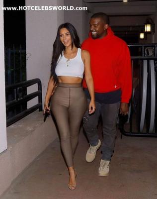 Kim Kardashian cul et seins transparents