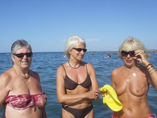 Amadurece em topless na praia