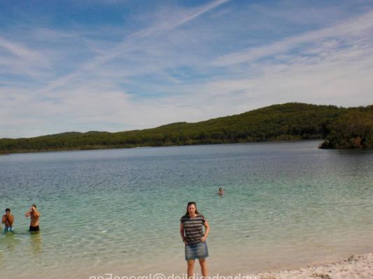 Dickes deutsches Bikini-Maedchen  zeigt sich am Strand