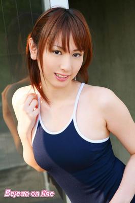 Yui Arisawa muestra su equipo escolar