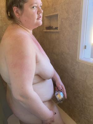 Michelle, salope MILF à gros seins et au corps potelé exposé sous la douche