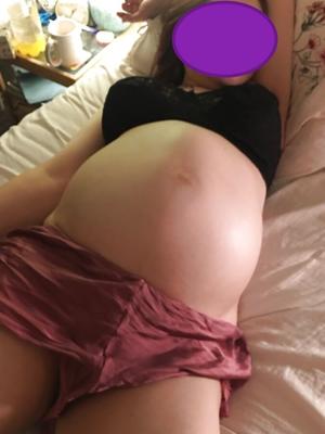 Gros seins et gros ventre de femme enceinte