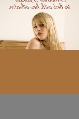 Eine weitere Blondine im Bett mit ihrem Vibrator