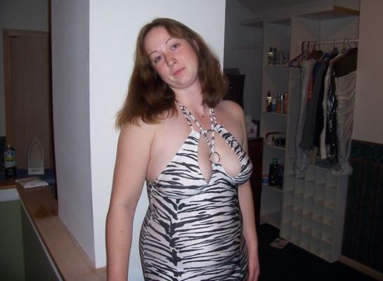 Jeune maman vraiment baisable tellement magnifique en robe de salope sexy