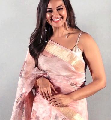 Sonakshi Sinha - Belle célébrité indienne en Saree et ses co-stars