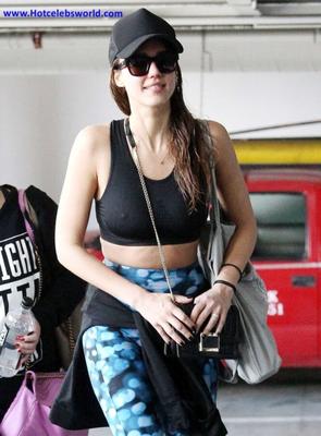 Jessica Alba in Strumpfhosen und Sport-BH im Fitnessstudio in Los Angeles