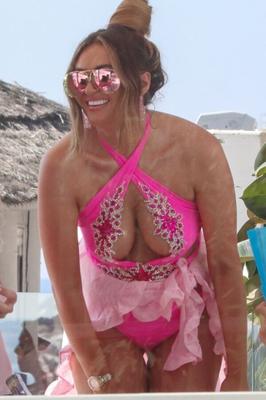 Charlotte Dawson - Festas de celebridades inglesas peitudas em um maiô rosa