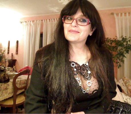 Schöne MILF mit schwarzen Haaren, Amateurin und BB, reift