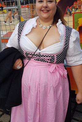 Puta Porca Gorda Em Dirndl Exposta