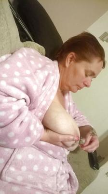 Kate, mature MILF in U.K., huge tits