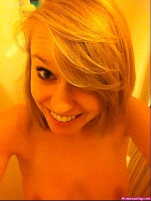 Une blonde extrêmement chaude partage ses selfies nus