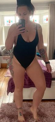 Uk British sexy seller selfies