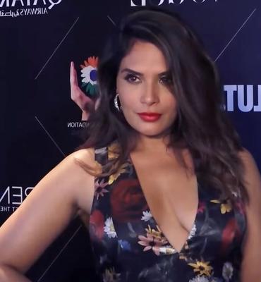 Richa Chadda - celebridade indiana glamorosa em roupas sexy reveladoras