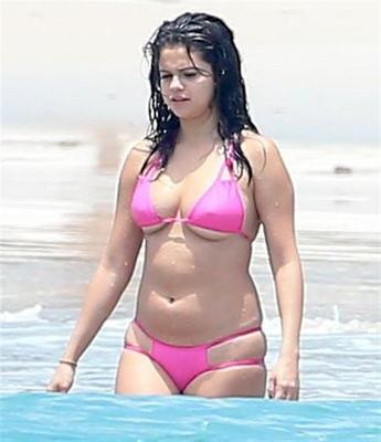 SELENA GÓMEZ BIKINI